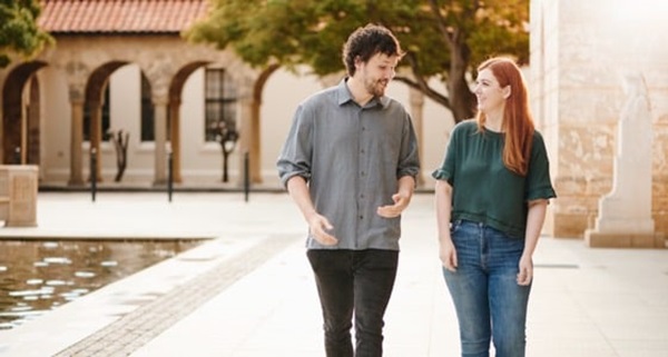 2 students chatting